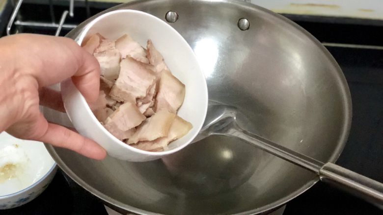 嫩绿纷红不自愁➕尖椒木耳回锅肉,热锅加少许食用油，润锅后，加入五花肉片