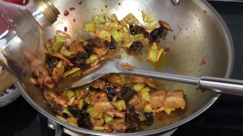 嫩绿纷红不自愁➕尖椒木耳回锅肉,加入少许<a style='color:red;display:inline-block;' href='/shicai/ 788'>生抽</a>翻炒均匀