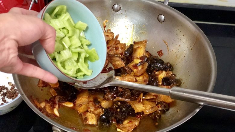 嫩绿纷红不自愁➕尖椒木耳回锅肉,加入青椒块，翻炒一分钟