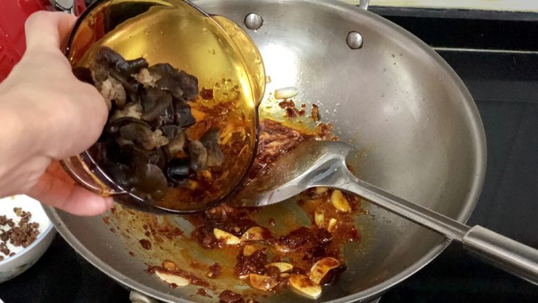 嫩绿纷红不自愁➕尖椒木耳回锅肉,加入木耳