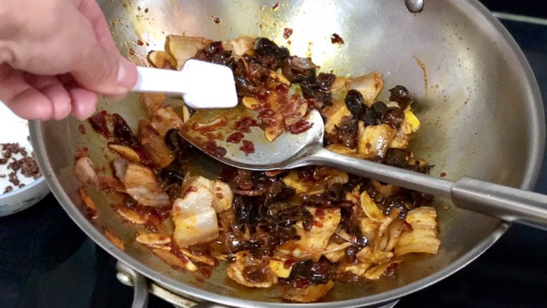 嫩绿纷红不自愁➕尖椒木耳回锅肉,加入半勺<a style='color:red;display:inline-block;' href='/shicai/ 3729'>白糖</a>翻炒均匀，提鲜