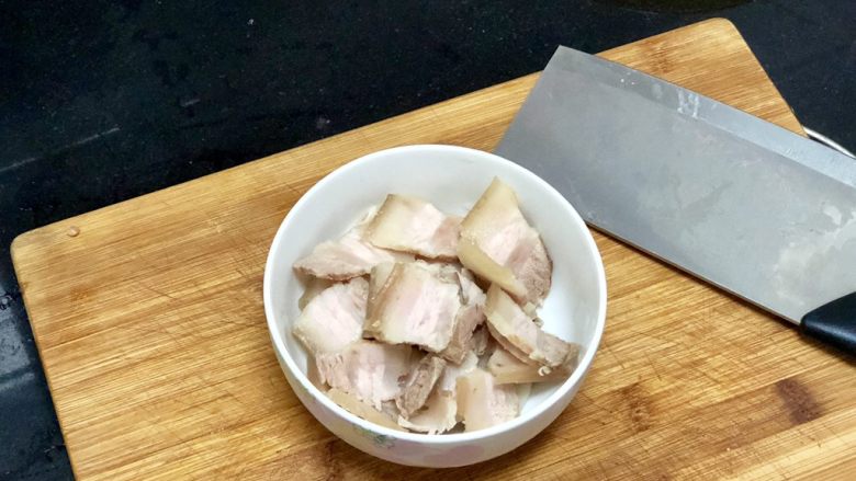 嫩绿纷红不自愁➕尖椒木耳回锅肉,五花肉切一毫米左右的薄片