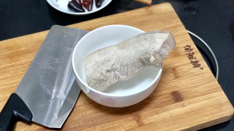 嫩绿纷红不自愁➕尖椒木耳回锅肉,冻了十分钟的五花肉取出