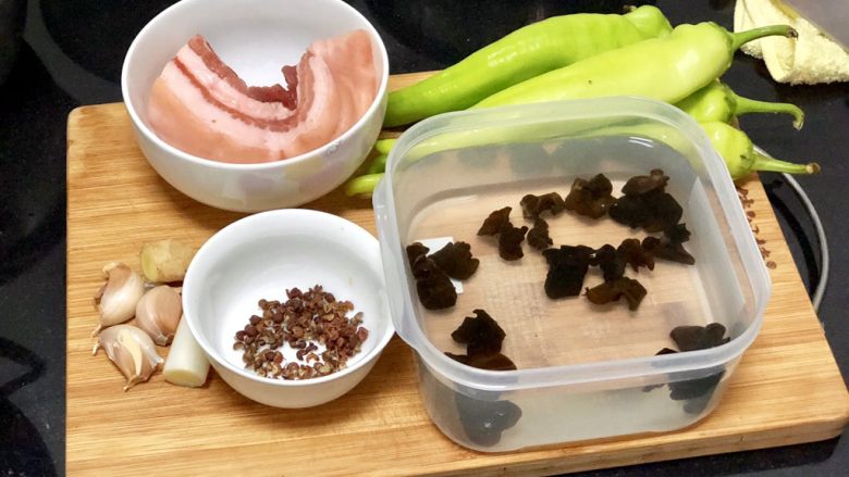 嫩绿纷红不自愁➕尖椒木耳回锅肉,全部食材：<a style='color:red;display:inline-block;' href='/shicai/ 428'>五花肉</a>150g，<a style='color:red;display:inline-block;' href='/shicai/ 8778'>尖椒</a>4颗，<a style='color:red;display:inline-block;' href='/shicai/ 118129'>干木耳</a>一小把温水泡发，大红袍<a style='color:red;display:inline-block;' href='/shicai/ 700'>花椒</a>少许，蒜三瓣，<a style='color:red;display:inline-block;' href='/shicai/ 37'>姜</a>一小块，<a style='color:red;display:inline-block;' href='/shicai/ 163'>葱白</a>一小段，干辣椒三颗