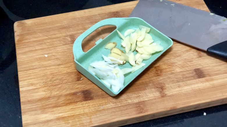 嫩绿纷红不自愁➕尖椒木耳回锅肉,蒜切片，姜切两片，葱白斜刀切段