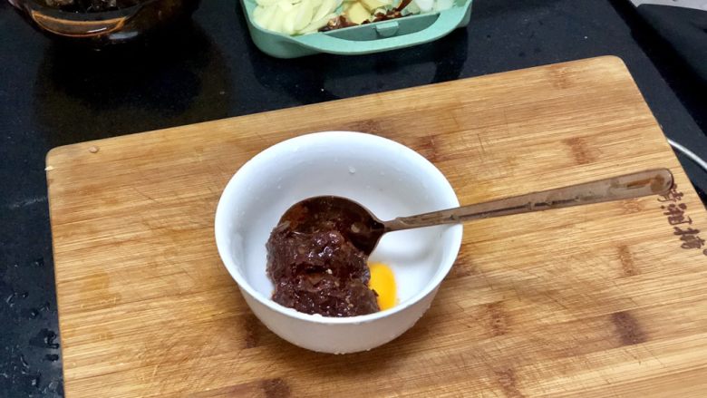 嫩绿纷红不自愁➕尖椒木耳回锅肉,回锅肉不可缺少的<a style='color:red;display:inline-block;' href='/shicai/ 46964'>郫县豆瓣酱</a>，来两勺