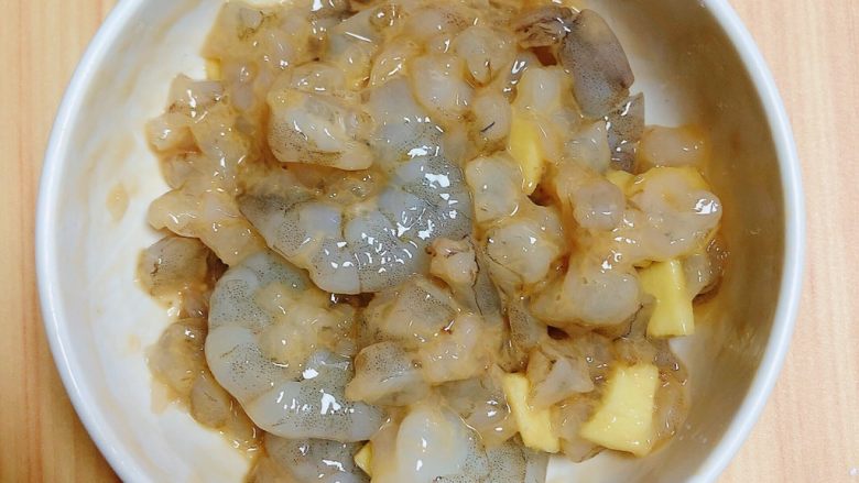 补钙鲜嫩虾糕（豆浆水蛋版）,搅拌均匀腌制5分钟。