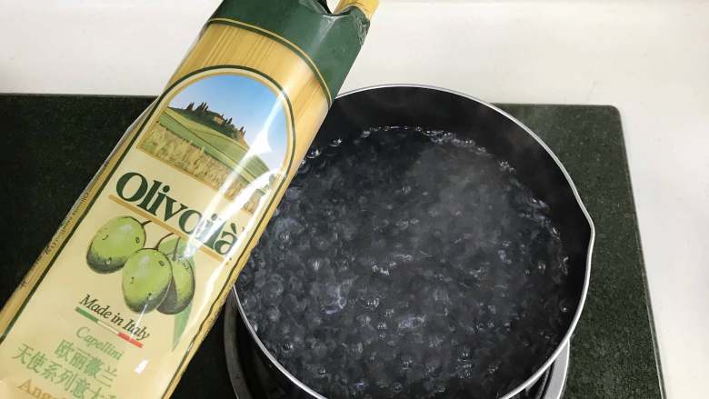 南瓜香肠芦笋意面,锅中倒入适量清水煮沸,加入欧丽薇兰天使系列意大利面,加2克盐和几滴橄榄油煮起。