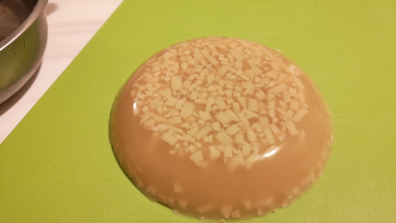麻辣皮冻,等皮冻完全凝固,取出。