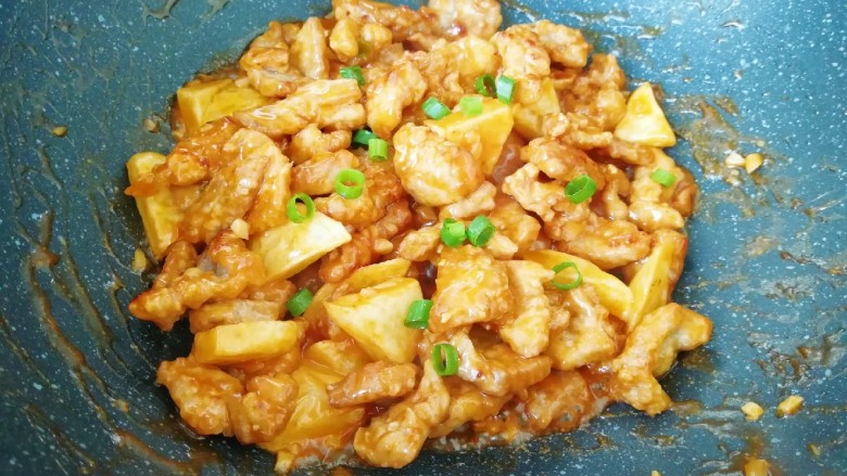 荔枝肉,最后加几滴<a style='color:red;display:inline-block;' href='/shicai/ 715'>白醋</a>翻炒均匀,撒上葱花即可出锅。