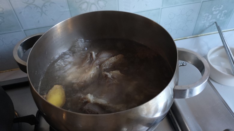 卤牛肉,水开,去掉浮沫,再煮五分钟。