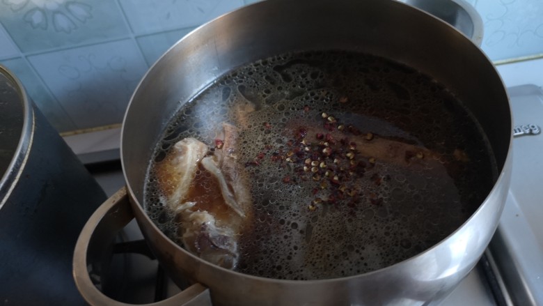 卤牛肉,额外再加入<a style='color:red;display:inline-block;' href='/shicai/ 762'>老抽</a>,花椒粒,姜片。