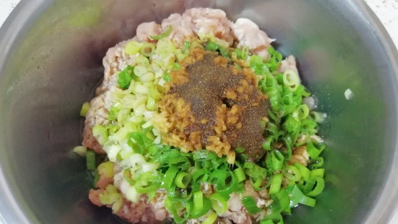 槐花大肉馅饺子,炒锅内倒适量的食用油烧热,泼在十三香上面,激出香味。