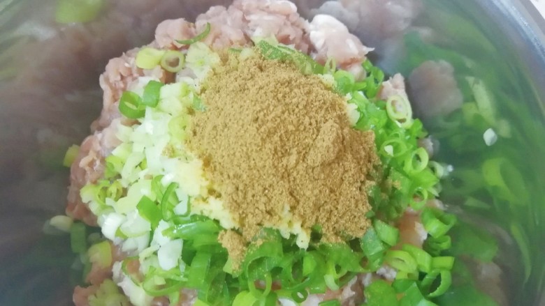 槐花大肉馅饺子,放上<a style='color:red;display:inline-block;' href='/shicai/ 829'>十三香</a>。