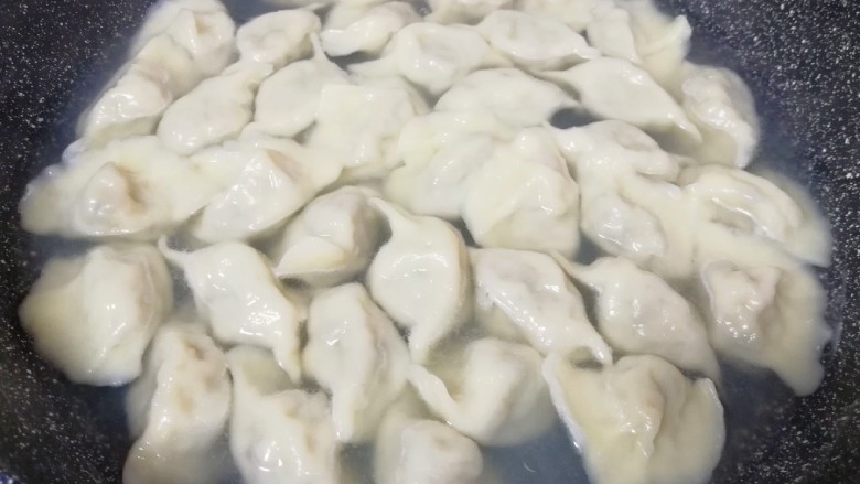 槐花大肉馅饺子,锅内放水烧开,下入饺子煮熟。