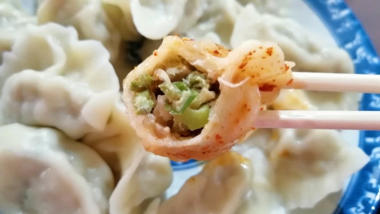 槐花大肉馅饺子,咬一口,满嘴留香。