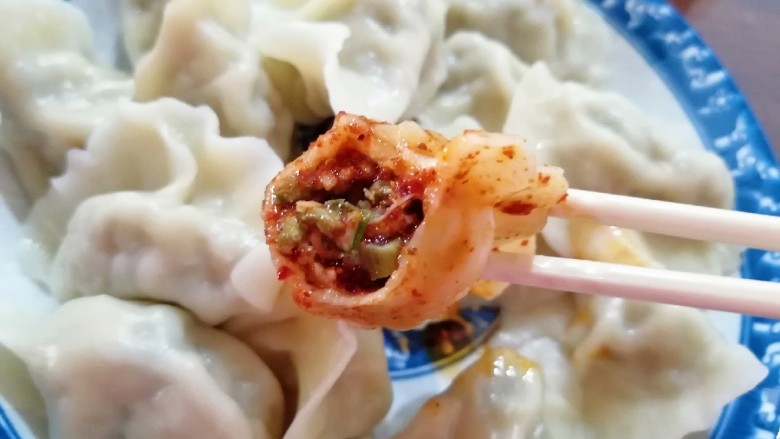 槐花大肉馅饺子,再蘸一下汁,一口吃掉!