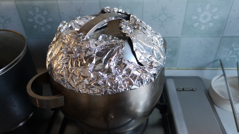 卤牛肉,水开后,盖上锅盖,转小火煮一个小时。