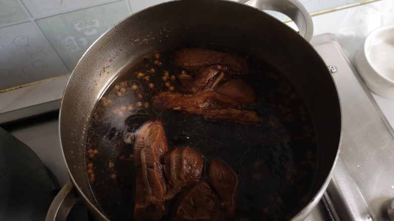 卤牛肉,之后关火,牛肉继续泡在卤料里。