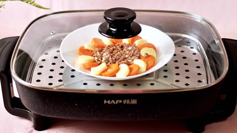 日式豆腐蒸肉靡,盖上锅盖大火烧开后,蒸10分钟即可。