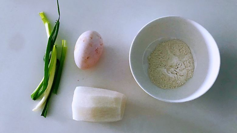 萝卜鸡蛋汤,准备食材。