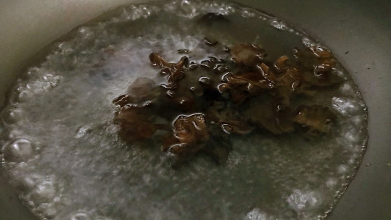 凉拌木耳花生米,黑木耳提前泡发好之后,去掉蒂部,清洗干净,撕成小朵。锅中水烧开,放在锅里大火烧开,焯水2~3分钟,捞出。在夏天木耳泡发的时候,如果是过夜或者时间稍微长点,一定要放进冰箱里面。