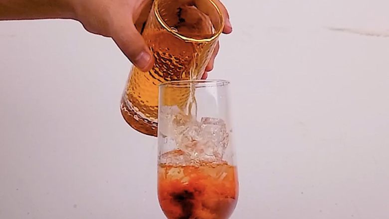 超满足的西柚果咖,喝一口幸福感爆棚,沿冰块倒入茉莉绿茶茶汤
