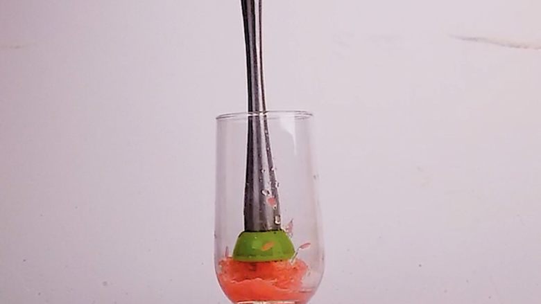 超满足的西柚果咖,喝一口幸福感爆棚,用调酒压棒捣碎,捣出果汁