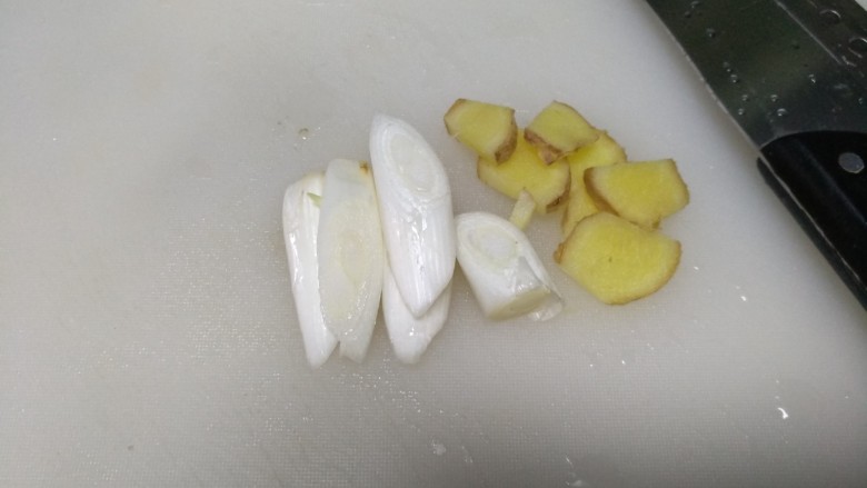 腐乳菜花,葱姜切片,段
