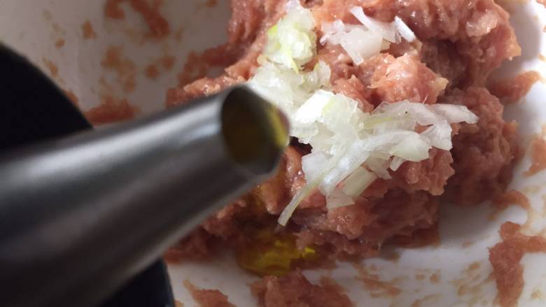 肉末鹌鹑蛋,加入适量的油搅拌均匀后再加入适量的清水搅打上劲,这样蒸出来的肉才会比较的嫩一些
