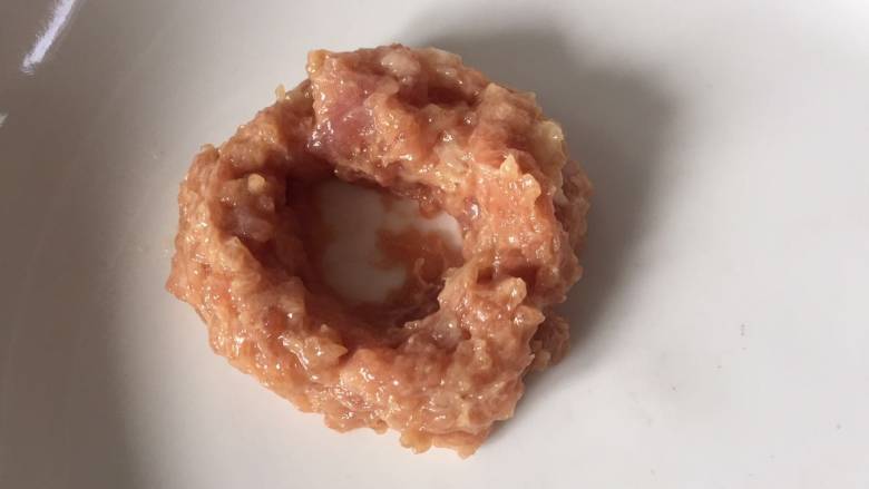 肉末鹌鹑蛋,肉末分成一个个小圈圈盘放在盘子中,用小勺子稍作塑性就好,不要太小,可能会放不下一个鹌鹑蛋