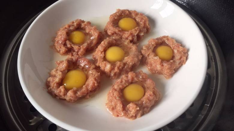 肉末鹌鹑蛋,锅里放适量的水,水开后放入盘子,大火蒸10分钟即可