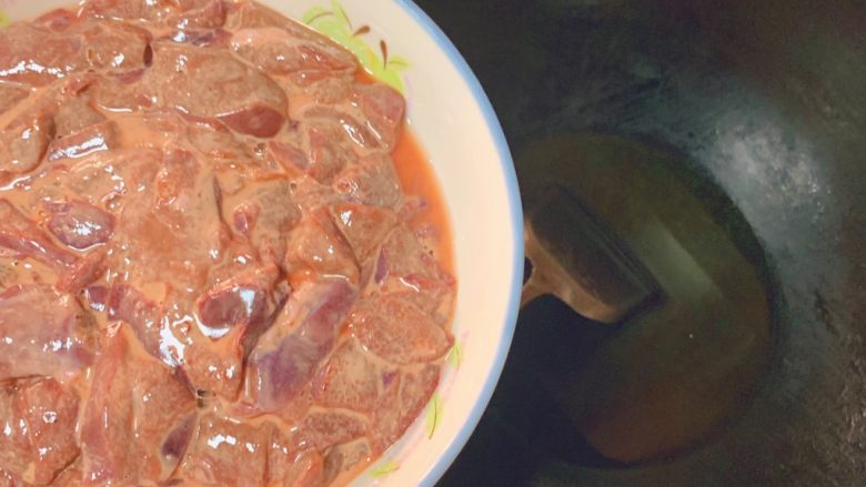 家常泡椒猪肝,起锅烧油,油温7成倒入腌制好的猪肝,油温一定要高