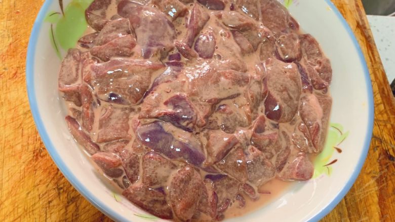 家常泡椒猪肝,用料酒(啤酒可以代替)、盐、胡椒腌制5分钟,加入红薯粉上浆