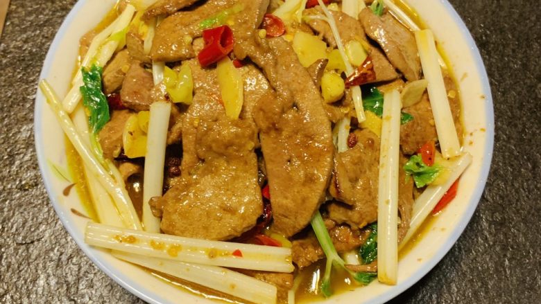 家常泡椒猪肝,猪肝很容易老,所以大火要快,过油10秒,二次回锅30秒的样子,放料速度要快。