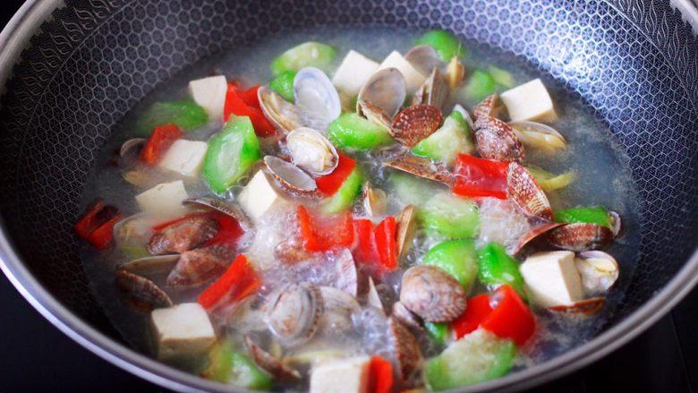 丝瓜花蛤炖豆腐,加入红椒丝,大火继续煮沸。