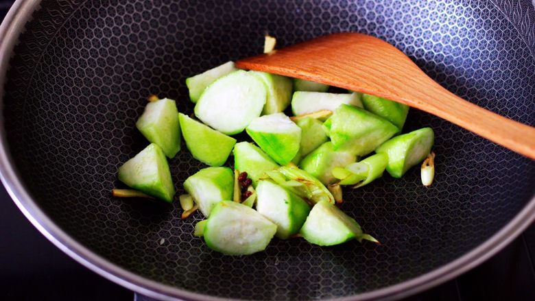 丝瓜花蛤炖豆腐,加入丝瓜块大火翻炒至变软。