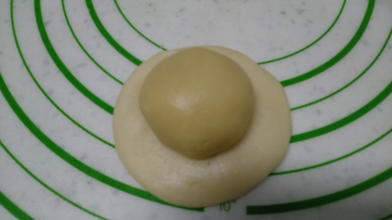 绿豆酥饼,用手压扁水油皮,包入油酥。