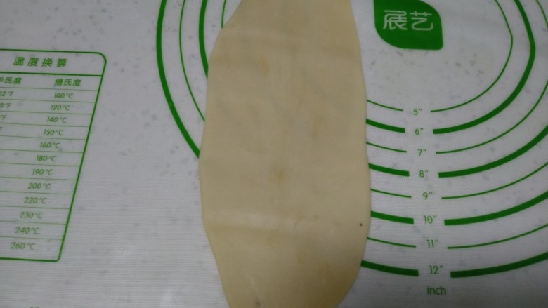 绿豆酥饼,取一个面团擀成牛舌状。