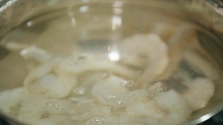 法兰希奶酪的“隐藏”吃法,虾去掉虾线后煮熟。