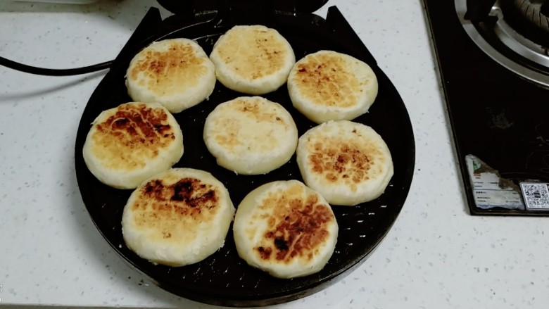 绿豆酥饼,煎至两面金黄。