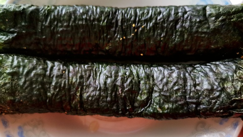 肉松寿司,卷好就是这个样子的(你可以简单粗暴的就这样吃,也可以切开吃)