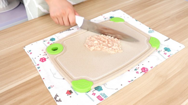 蛋抱米饭团子,鸡脯肉剁碎 tips:鸡脯肉可以换成去皮鸡腿肉这些嫩一些的肉