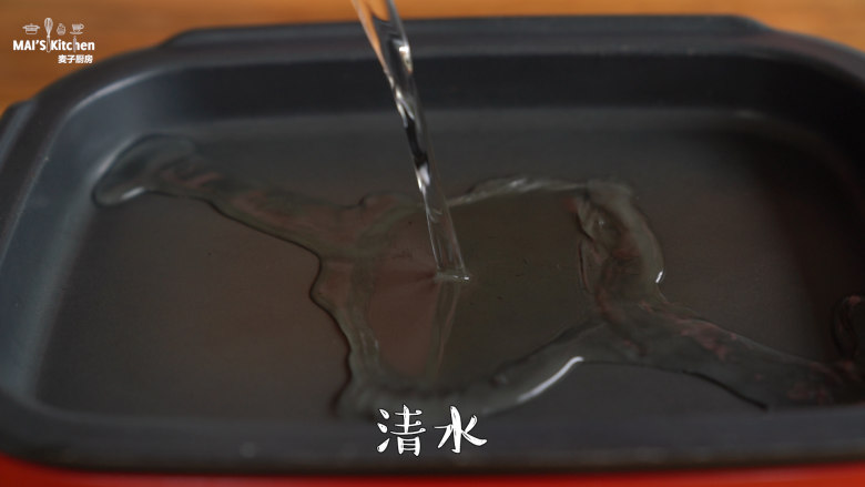 美味健康【玉米脆片】,美食锅中倒入清水,最高温将水煮开后关闭电源
