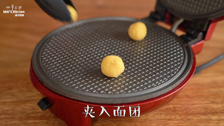 美味健康【玉米脆片】,小红锅最高温预热完成后,刷适量食用油,放入小面团