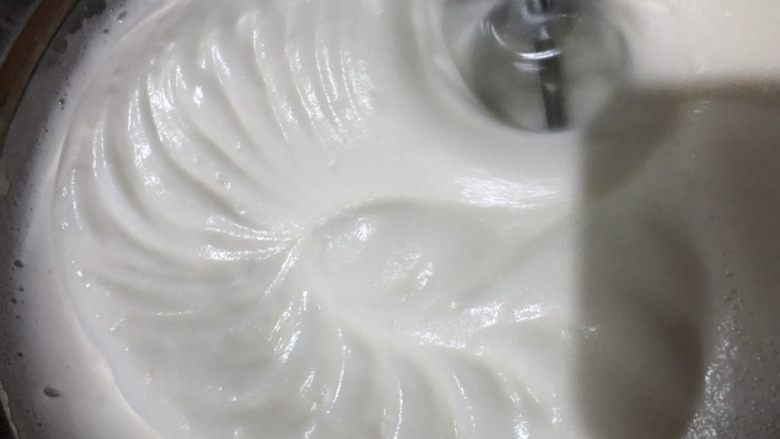 十寸戚风蛋糕(不开裂),打发至稍微有纹路,第三次加入白糖打发,此时可转为中低速打发,以免打发过头。