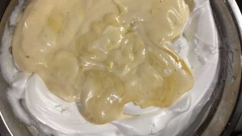 十寸戚风蛋糕(不开裂),倒入剩下的蛋白霜中翻拌均匀