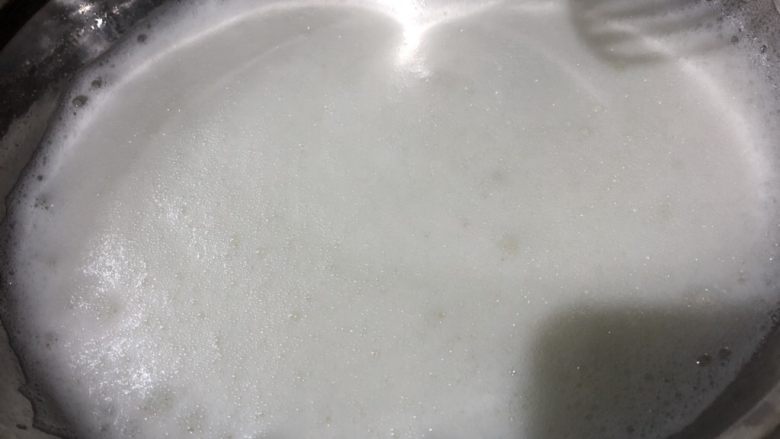 十寸戚风蛋糕(不开裂),第二次加入三分之一白糖继续打发。