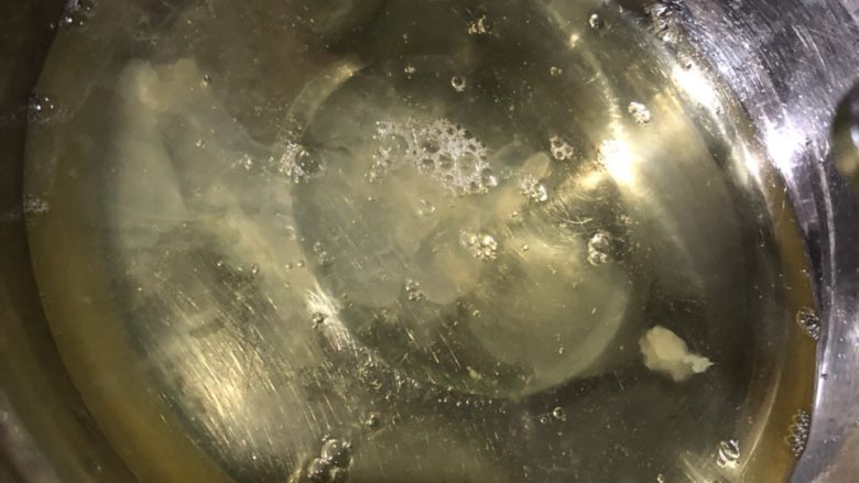 十寸戚风蛋糕(不开裂),蛋白中加入几滴白醋,稳定蛋白的同时可以去腥。放入少量盐,增加风味。