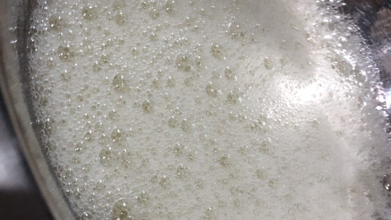 十寸戚风蛋糕(不开裂),低速打发蛋白至有大气泡,第一次加入三分之一白糖,转高速打发至气泡变成小气泡